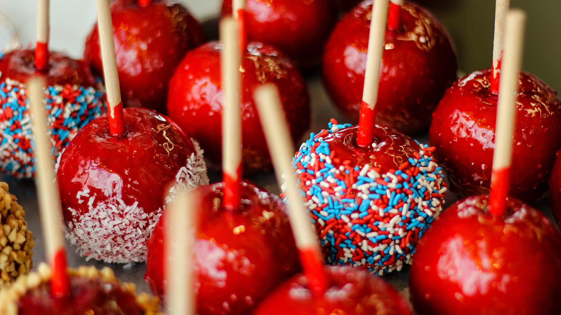 Candy apples, czyli jabłka w polewie toffi na Halloween. - trick or treat