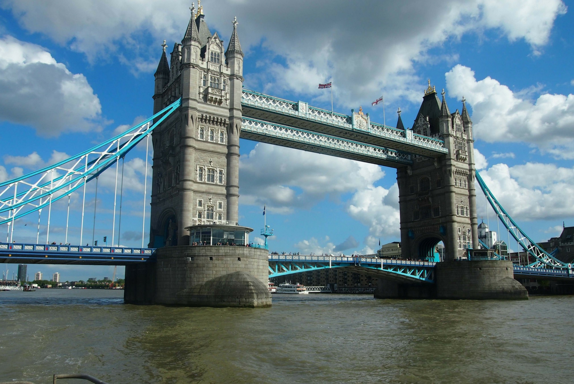 Rejs Tamizą - Tower Bridge w Londynie.
